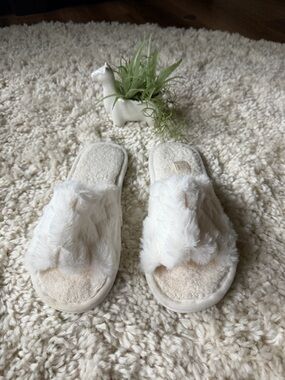 Plush Cream Faux-Fur Slide Slippers — Women's Slip-On Comfort